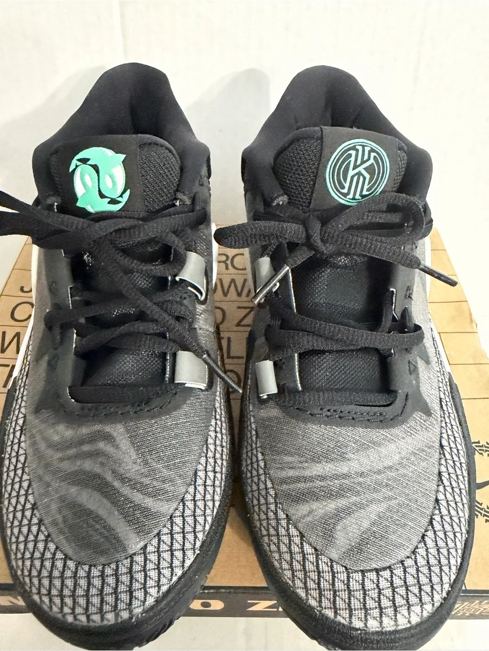 Nike Kyrie Irving 8 Go Youth Sneakers